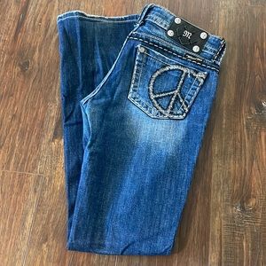 Women’s Miss Me Signature Boot Cut Peace Sign Embroidered Bling JY5091B3V Sz 26